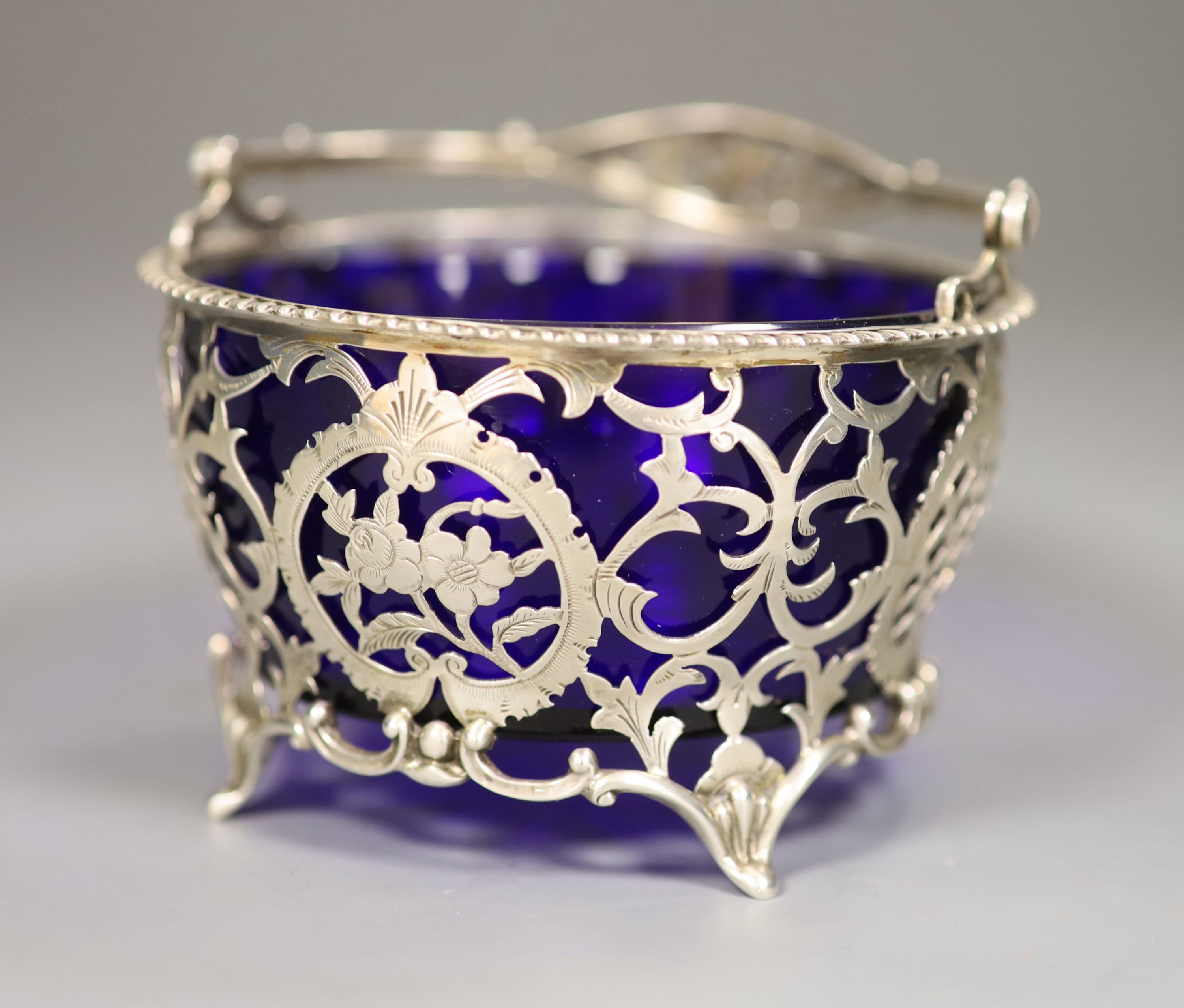 An Edwardian silver sugar basket with blue glass liner, Robert William Jay, Birmingham,1910, diameter 10.9cm,